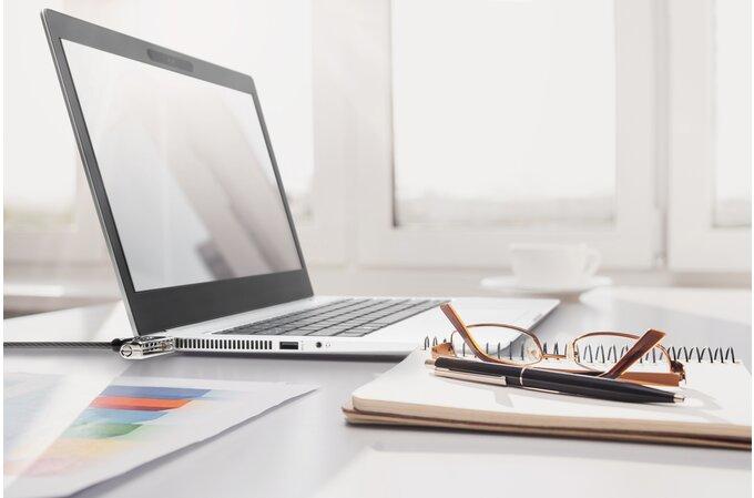 Kensington Cable de seguridad NanoSaver™ Slim con combinación para notebooks