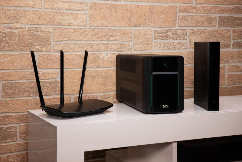 APC Easy UPS sistema de alimentación ininterrumpida (UPS) Línea interactiva 1.2 kVA 650 W 6 salida