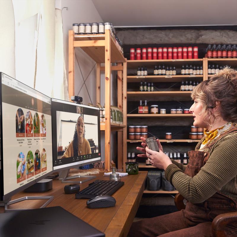 POLY Voyager Free 60+ Audífonos UC negro carbono + Adaptador USB-A BT700 + Estuche de carga con pan