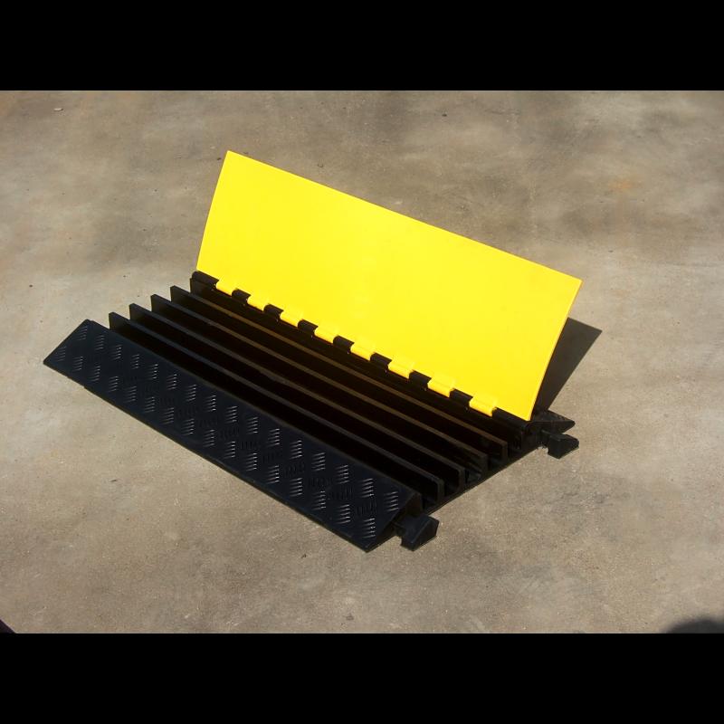 Protector de Cable de 5 Canales / Base de Goma y Tapa de Plástico / Capacidad 4.6 Toneladas / Canal