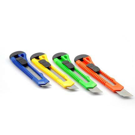 CUTTER CELICA PLÁSTICO GRANDE 17CMS/NAVAJA 18MM CO-M80