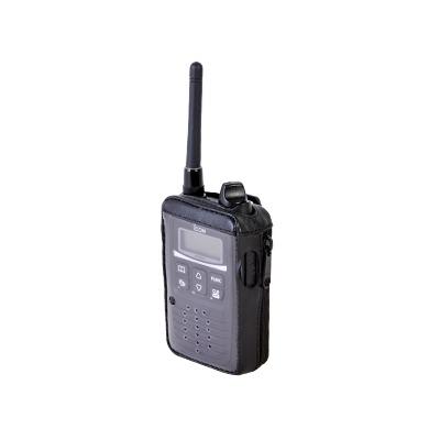 FUNDA REFORZADA DE PIEL SYSCOM FSMIP-100H, con cierre lateral y visor frontal transparente de pantalla para uso en radio IP-100H. 