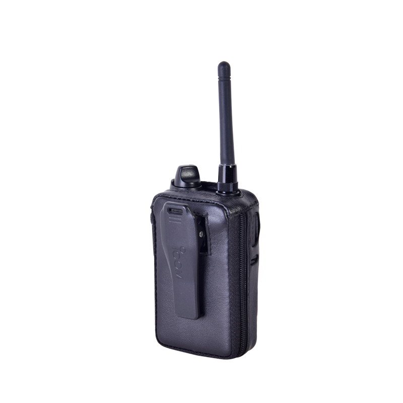 FUNDA REFORZADA DE PIEL SYSCOM FSMIP-100H, con cierre lateral y visor frontal transparente de pantalla para uso en radio IP-100H. 